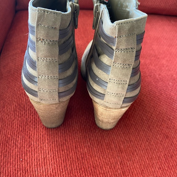 Tan heeled booties. Size 8M - Picture 2 of 4